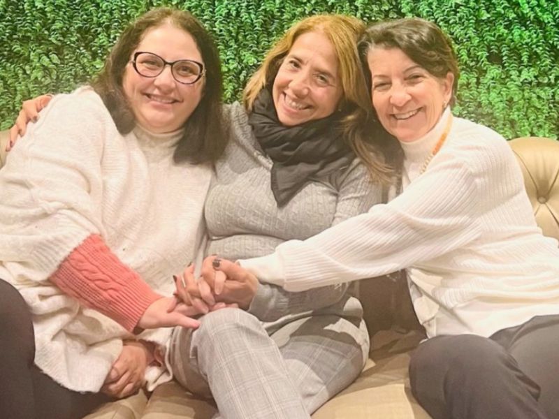 As jornalistas queridas Jeanine Bellini, Liza Lopes Correa e Jane Cardozo durante um daqueles deliciosos cafezinhos para matar as saudades e atualizar as novidades
