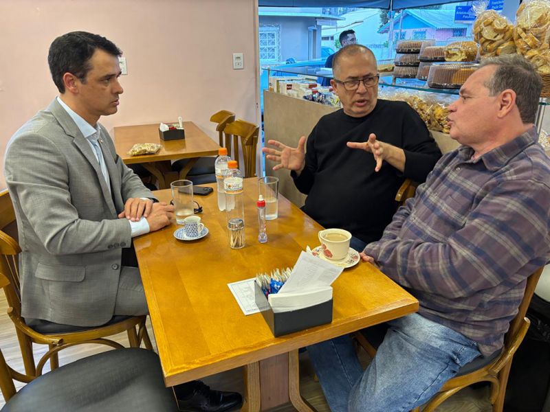 Quem fez visita de cortesia ao JC foi o pastor da igreja Mevam, ex-presidente do Conselho de Pastores, ex-vereador e ex-candidato a vice-prefeito na chapa com o agora prefeito Robison Coelho (ufa!), o bonzinho Edson Lapa, acompanhado do deputado estadual Marcos da Rosa (UB) que também é pastor