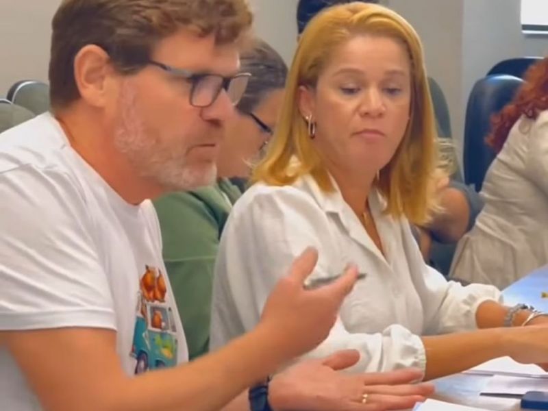 Servidores que não querem se identificar lascam que clima anda ruim na gestão da diretora do CIM-Amfri, Mônica Márcia Campos de Menezes e o prefeito Liba Top, ops, Fronza (PSD) faz cara de paisagem 