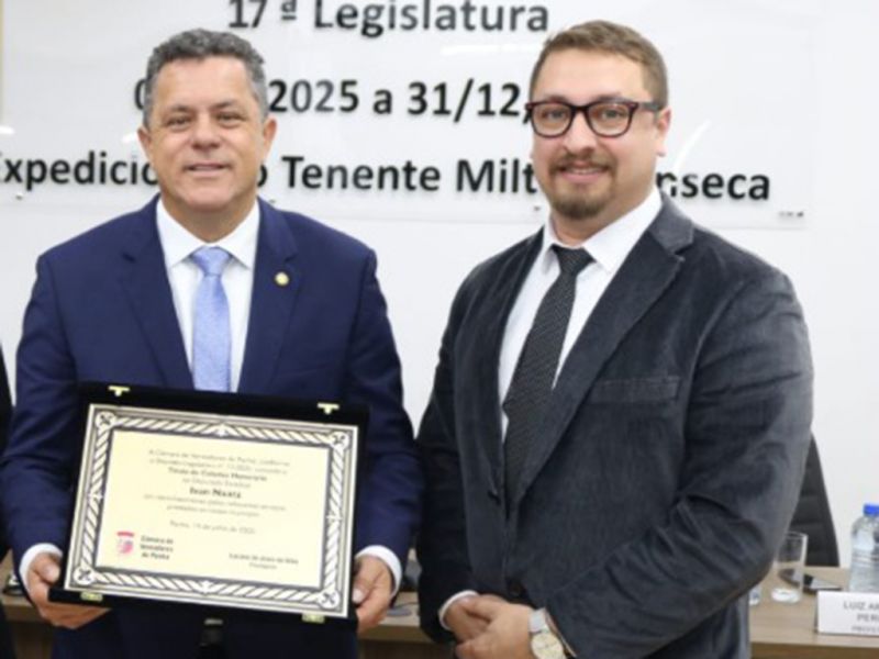 Deputado Ivan Naatz (PL), o mais novo Cidadão Honorário da Penha, com o vereador proponente Élio Quintino da Silva Júnior (PRD) que ganhou o apoio unânime dos demais vereadores