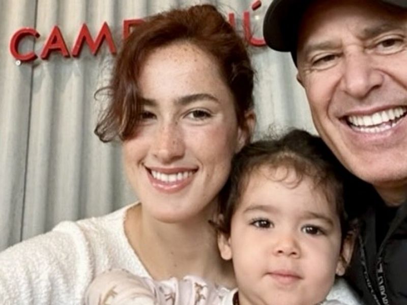 Em BC, um cafezinho em família: John Armada com a filha Carolina e a neta Estela