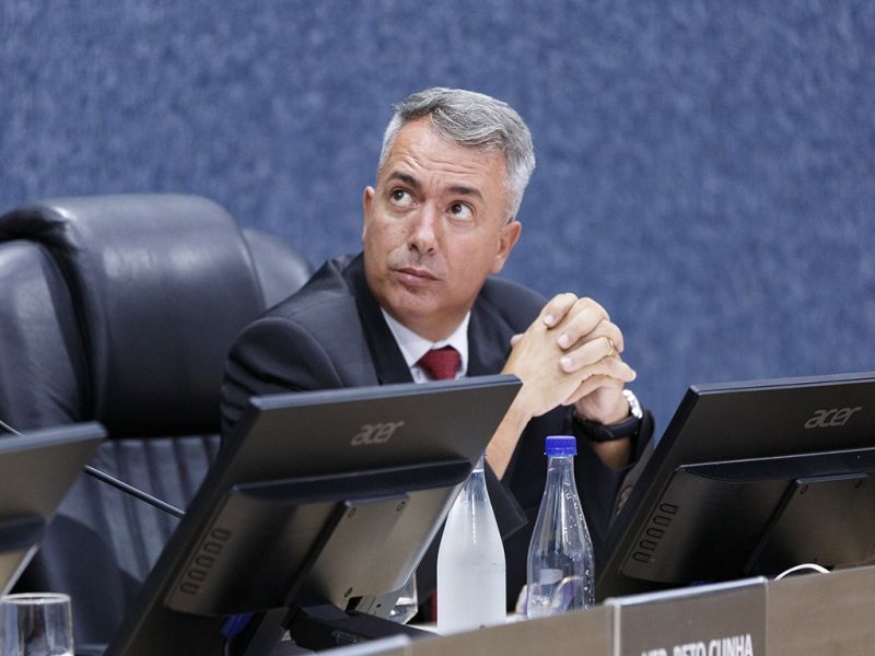 O vereador pexêro Xande Celular (UB) enfia os pés pelas mãos e pode ficar sem sinal...