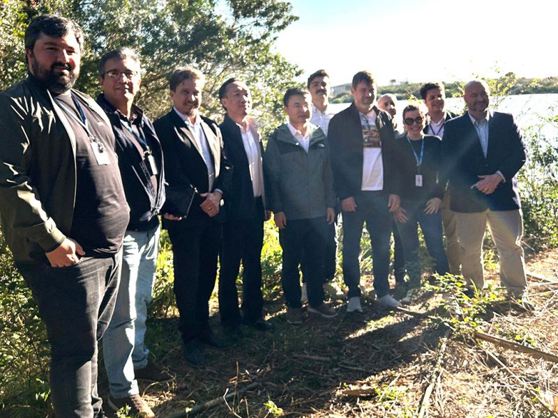 Chineses da empresa CCCC, que é a segunda maior construtora de túneis do mundo, se encontraram com o prefeito de Navega city, Liba Top (PSD), e conheceram os dois lados da vala