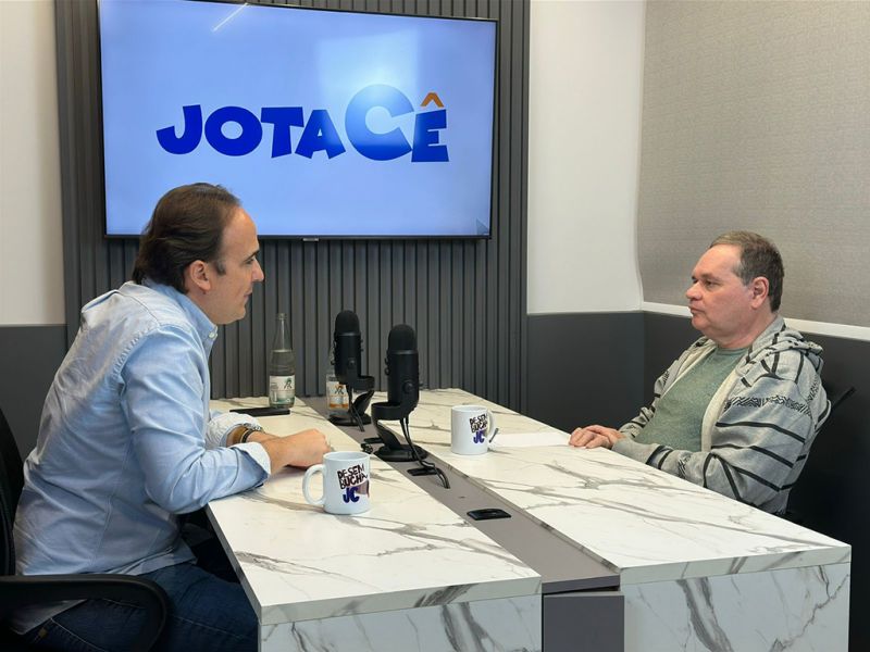 Fala que eu te escuto! O deputado estadual mais sorridente do sul do mundo, o sapatinho Carlos Humberto (PL), participou do Desembucha JC. Assista no youtube.com/@DesembuchaJC (foto: divulgação)