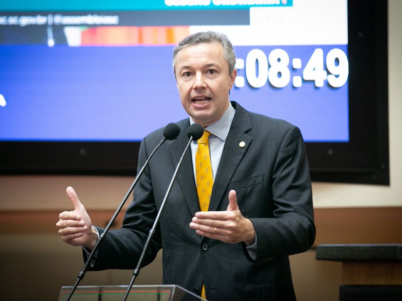 O deputado estadual Napoleão Bernardes (PSD) apresentou na Leléia projeto de lei para proibir a contratação, por órgãos estaduais, de pessoas condenadas por crimes sexuais (foto: Rodrigo Correa)