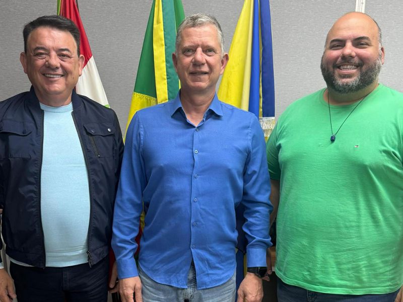 O deputado estadual Maurício Peixer (PL), que é líder do governo na Leléia, esteve na city pexêra pra uma reunião com o vice-prefeito, o papai-sabe tudo Rubens Angioletti (PL) e o vereador serelepe Cris Klaus (PRD) (foto: divulgação)