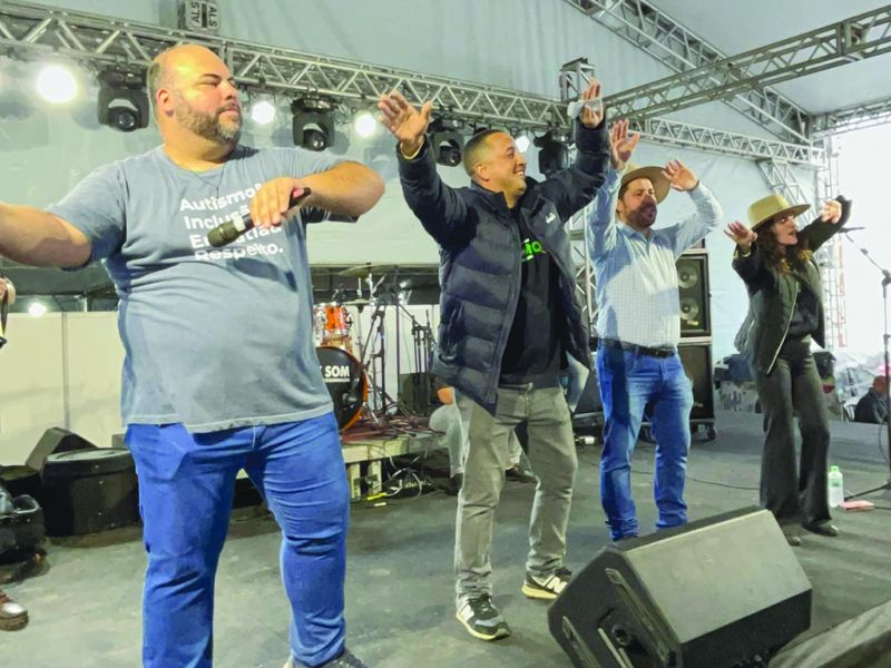 Na Festa do Colono, o vereador serelepe Cris Klaus (PRD), que é muito conhecido nos grupos dos idosos de Itajaí, subiu ao palco com a secretária Flávia Sehn Ação e o adjunto Lu Pedroni pra agitar os nossos queridos velhinhos  