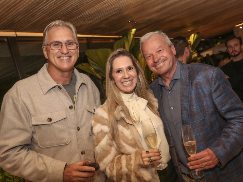 O campeão olímpico de vôlei, Carlão Gouveia, ao lado do casal Patricia Vieira Britze e Thomaz Britze