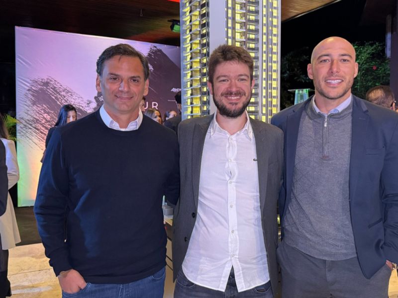 Noite de celebração - Inspirada em espaços novaiorquinos, a Aikon Empreendimentos lançou na noite de quarta-feira o MoMa Residence. Na foto, Emerson Granado, sócio-proprietário da Aikon, ladeado pelos sócios-diretores de real state da Apex, Marcelo Murad e João Vitor Carminatti. A Apex iniciou parceria no setor imobiliário catarinense com o financiamento do residencial MoMa. (foto:  Fabricio Pitella)