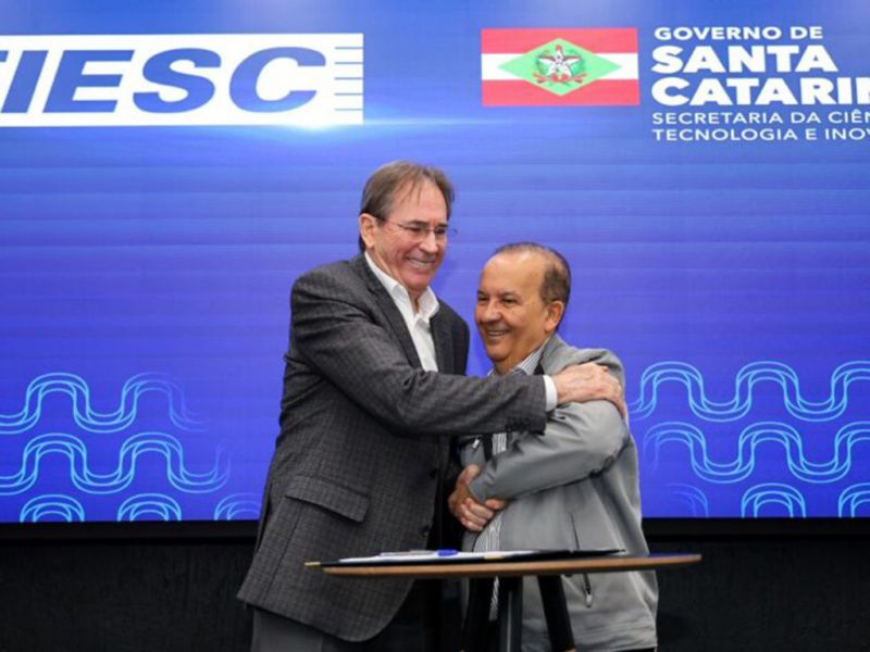 Convite - O governador Jorginho Mello quer ver Mário Cezar de Aguiar no primeiro escalão, logo após ele passar a presidência da Fiesc para o empresário Gilberto Seleme, ainda em agosto. O convite foi feito em evento realizado em Joinville. O assento seria na SCPar/InvestSC, já que o chefe do Executivo vê Aguiar com potencial para atrair novos investimentos para o estado. (Roberto Zacarias / Secom)