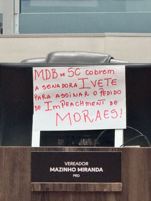 Os vereadores da Dubai city Mazinho Miranda (PRD) e Jair Renan Bolsonaro (PL) colaram cartazes em protesto, para que a senadora Ivete da Silveira (MDB) assinasse o pedido de impeachment do ministro Xandão, digo, Alexandre de Moraes