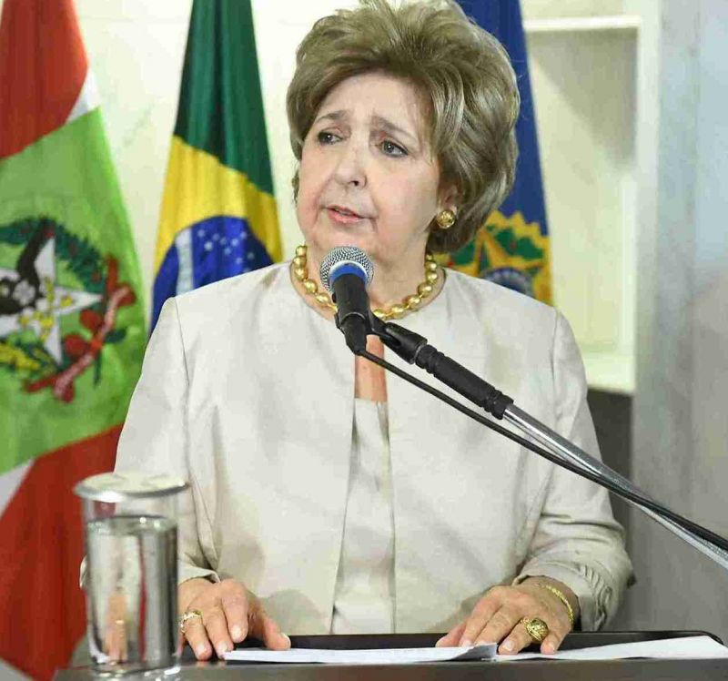 Ivete  A pressão foi forte e nesta quarta-feira a senadora catarinense Ivete Appel da Silveira (MDB) informou que havia assinado o pedido de abertura de impeachment de Alexandre Moraes. Além de assinar, a viúva do ex-governador Luiz Henrique rebateu às críticas: “Exijo respeito e dignidade, seja pelo cargo que ocupo legitimamente, seja pela minha trajetória.”