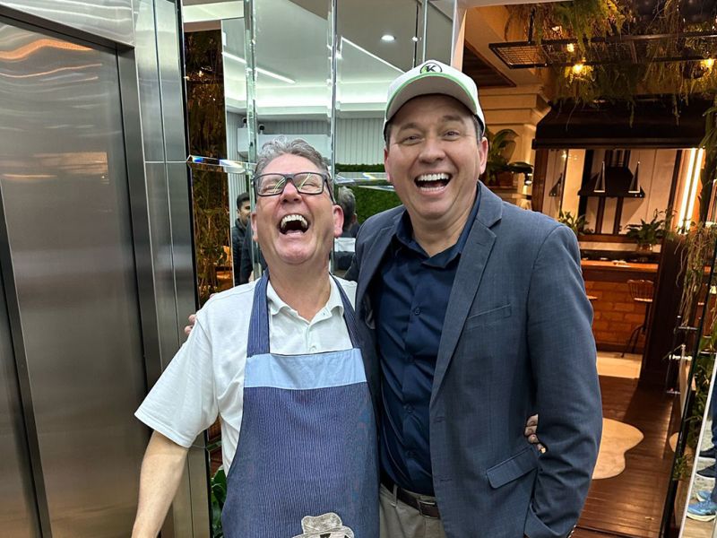 O todo-poderoso líder do governo da prefeita Juju Pavan (PSD), vereador Teco Kuhnen (DC), rindo à toa com o empresário e ex-vereador Gil Koeddermann em concorrido jantar na Barra Sul da Dubai city. No cardápio, o convite requentado para Teco assumir uma secretaria no governo da espevitada