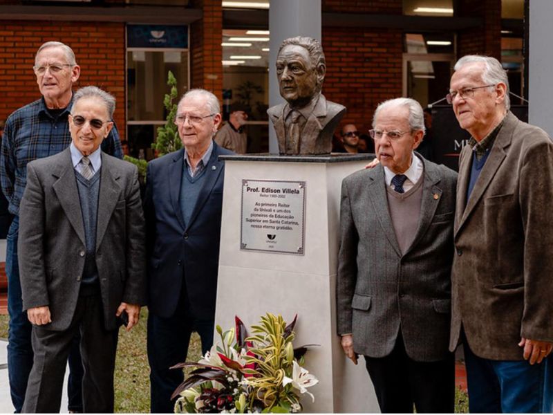 Membros da Academia Catarinense de Medicina prestigiando a inauguração do busto em homenagem ao ex-reitor da Univali, o saudoso professor Edison Vilella