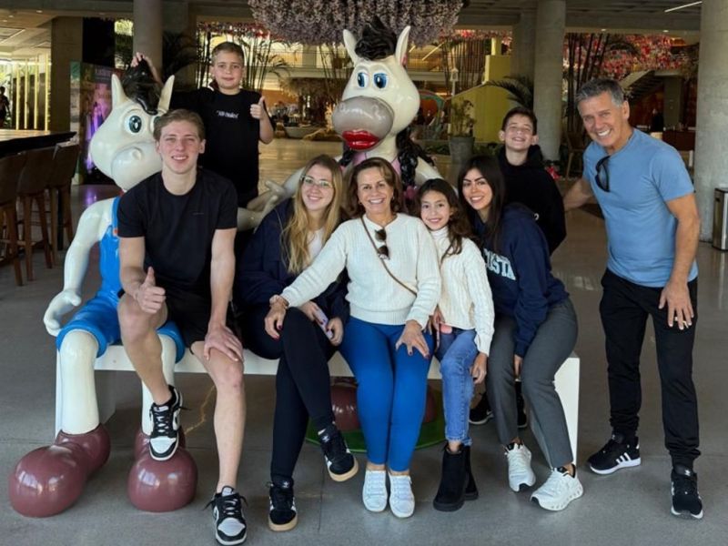 Sueli e Rogério Russi aproveitando por aí as viagens de férias com os netos: Lucca, Vitor, Gabriela, Maria Eduarda, Joana e Bernardo. Bem que eles fazem!