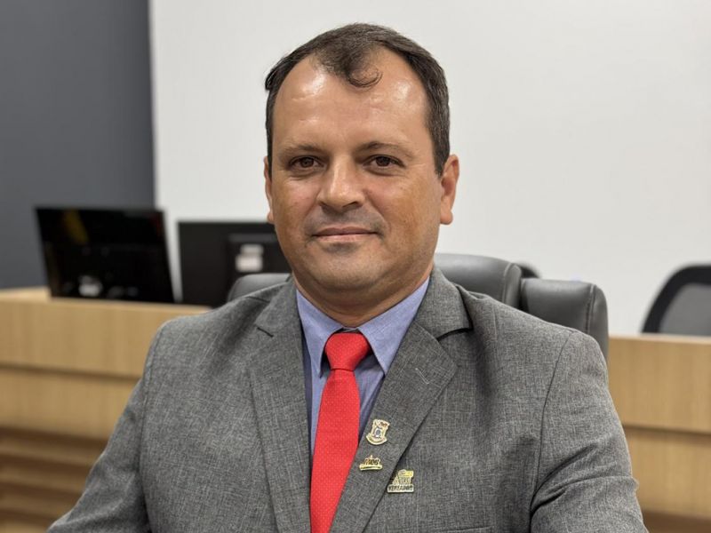 O vereador Alexandre Silveira (MDB), de Camboriú, insinuou que o vice-prefeito Josias da Silva (PD) usa o gabinete como extensão de sua imobiliária