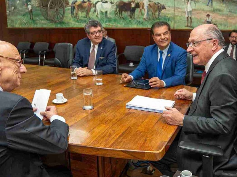 Semente - O senador Esperidião Amin, no encontro com Geraldo Alckmin, lembrou de produtos que igualmente merecem atenção nesta guerra tarifária: “Precisamos cuidar de setores como pescado, compressores, motores elétricos, blocos de motores,  toda parte metal-mecânica que exportamos. Nos EUA, falamos com parlamentares e empresários e plantamos uma semente”.