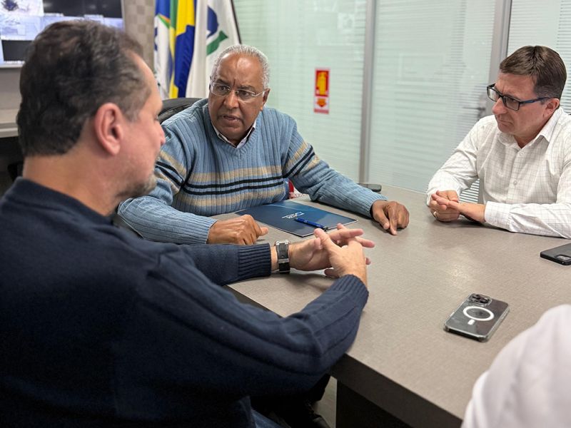 O presidente da CDL Itajaí, Laerson Batista da Costa, entregou pedidos ao deputado estadual Júnior Cardoso (PRD), o Peruca (foto: divulgação)