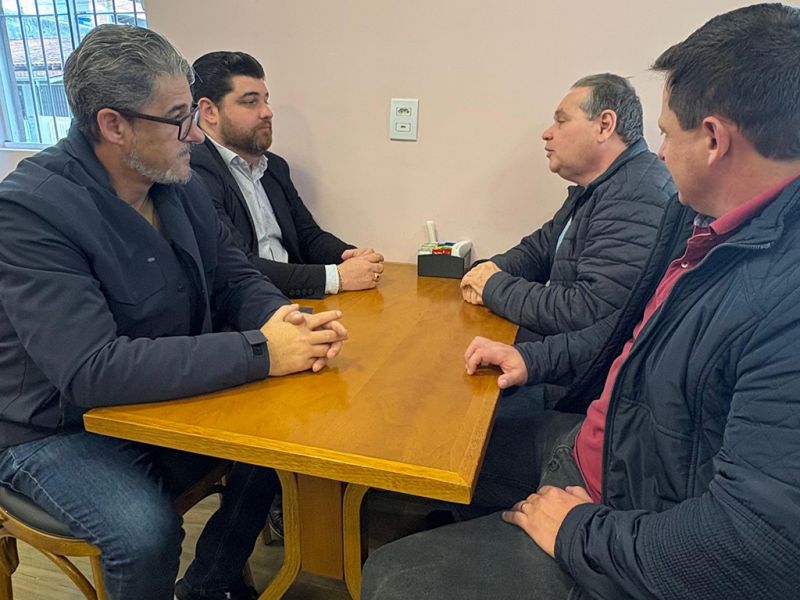 O empresário e presidente do MDB de Navega City, Joãozinho Mattos, o ex-vereador Paulinho Meia Praia e o advogado Ricardo Augusto dos Santos deram um rasante em Itajaí pra um café com o JC (foto: divulgação)