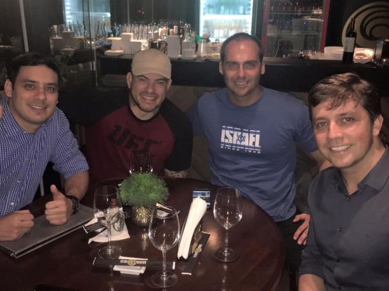 Ex-amigos! Brigadeiro voltou a chamar Eduardo Bolsonaro de “bunda frouxa”. Na imagem de 2016, Anderson dos Santos (na época em que não era vereador), Marcelo Brigadeiro e os deputados federais Eduardo Bolsonaro e Fabrício Oliveira (suplente) (foto: divulgação)