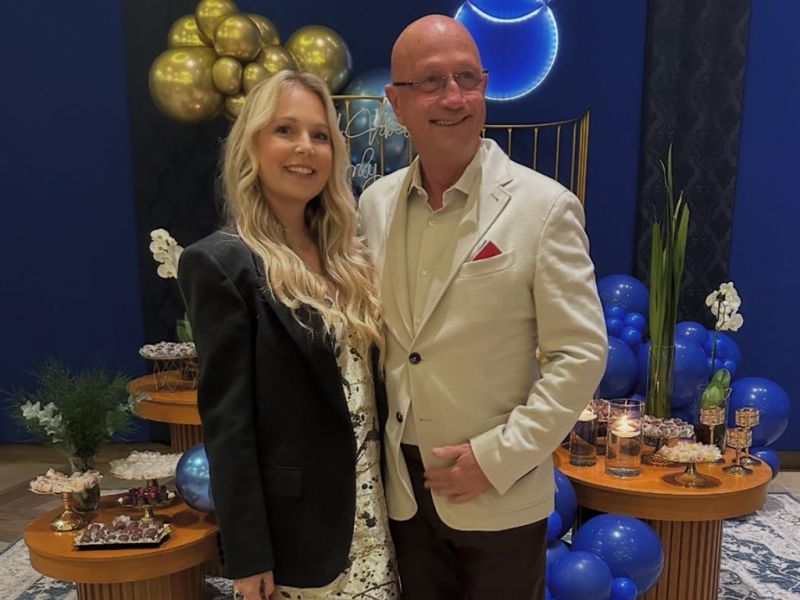 Aniversário - Dany Fischer festejando a idade nova de seu amado, Claudio Fischer, na Praia Brava. Felicidades! (foto: divulgação)