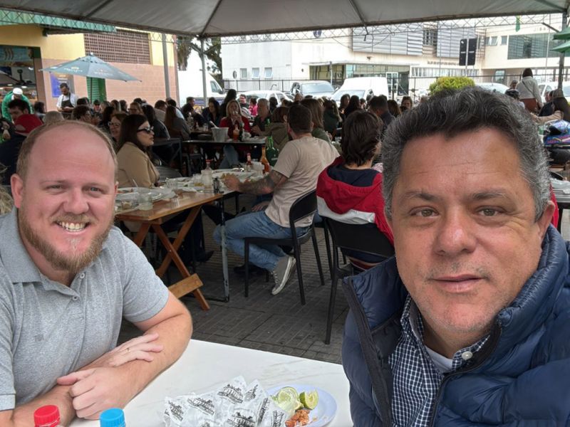 Barrados no baile! O advogado e deputado estadual Ivan Naatz (PL) foi barrado na Feijoada da OAB de Itajaí porque não tinha ingressos pra vender na hora, e foi bater um rango no Mercado Público com o presidente do PRD de Penha, Tiago Marquett. O vice-prefeito Rubens Angioletti (PL) também ficou de fora