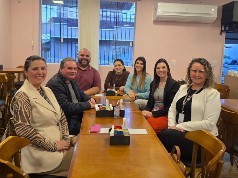 Quem apareceu para um café foi o vereador pexêro Cris Klaus (PRD), o Serelepe, junto com a tropa do gabinete, as bonitonas Jana, Mônica, Vânia, Duda e Joice