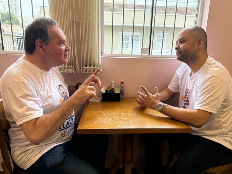 O secretário de Turismo e Eventos de Itajaí, Ronaldo Jansson Junior, visitou o socadinho escriba e anunciou: “Marejada sem dinheiro público em 2025!”. O Ronaldo aproveitou pra vestir a camiseta da Gororoba e apoiar a candidatura do JC (foto: divulgação)