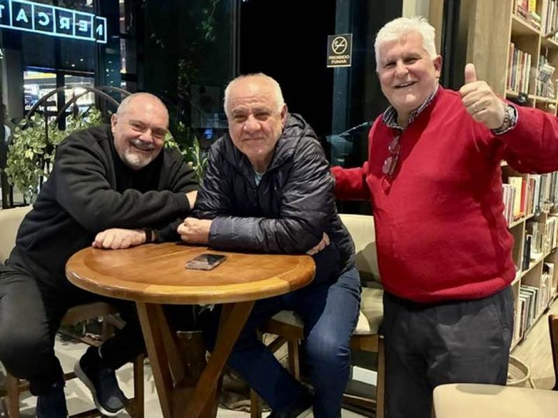 O trio de veteranos Paulo Cruz, Dado Cherem e Mário Razzini colocando o papo em dia ali na Brava