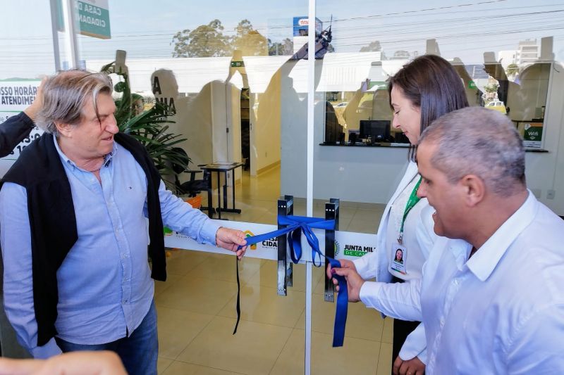 A prefa de Camboriú inaugurou a nova sede da Casa da Cidadania, no centro. O espaço, com 174 metros quadrados, passa a funcionar nas dependências da CDL e representa uma economia de aproximadamente 40% no custo mensal com aluguel, segundo os bons da boca do município