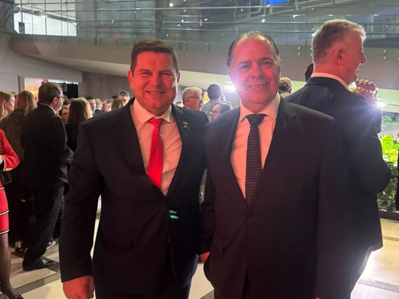 O presidente do Sindipi, o Agoniado, ops, Agnaldo dos Santos, participou da prestigiada posse do presidente da Fiesc, Gilberto Seleme. Na solenidade, Seleme declarou: “O partido da Fiesc é a indústria!”