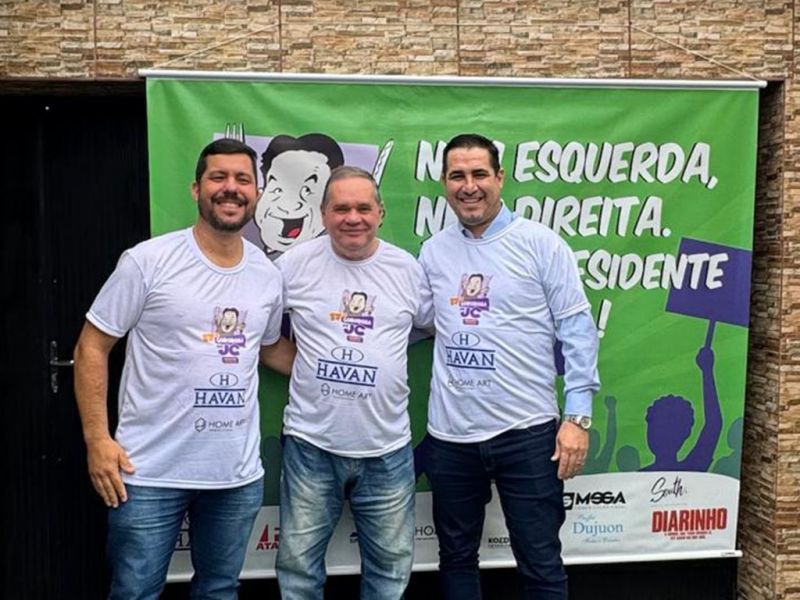 O vereador pexêro Sandro Serpa (PSDB) e seu assessor, Leandro, já vestiram a camiseta da Gororoba