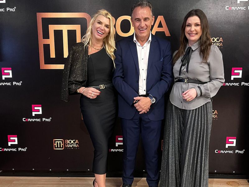 Mercado Imobiliário - Janaina Mafra, Paulo Schneider e Fabiane Frare foram anfitriões de uma noite dedicada ao mercado imobiliário internacional. O evento de conteúdo foi sediado na concessionária Boca Mafra Premium, de Balneário Camboriú. No palco, corretores brasileiros e estrangeiros palestraram para uma plateia de empreendedores da região. (foto: divulgação)