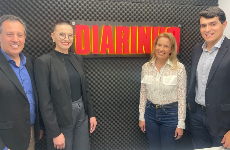 Thales de Souza Silva, diretor comercial da Rôgga Construtora, Camila e Domingos em visita ao DIARINHO. O trio foi recebido pela diretora Samara Toth Vieira (foto: Fran Marcon)