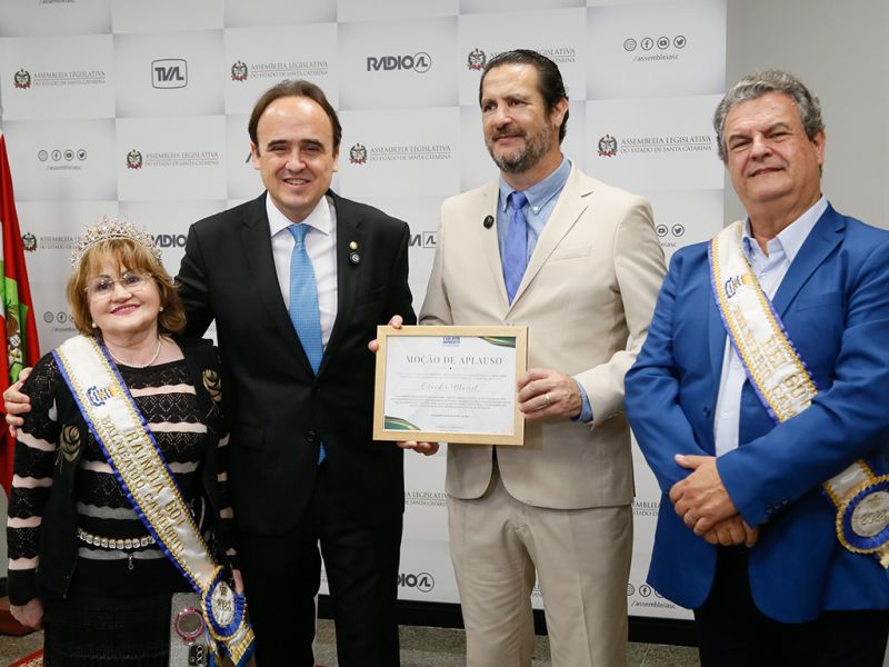 O secretário do Idoso de BC e dublê de novela mexicana, Claudir Maciel, foi homenageado pelo deputado sapatinho Carlos Humberto (PL)