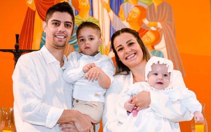 O batizado da lindinha Maria Júlia, filha de Hauana e Theodoro Lima, com o mano Davi sempre por perto, entre outros familiares, aconteceu na última quarta-feira, em Camboriú