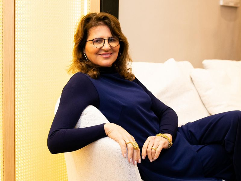 Galeria de mobiliário - A empresária Marlene Trovo, liderança há mais de 25 anos do setor moveleiro, recebeu convidados na Praia Brava para o soft opening da Toca Galeria. O novo espaço, que fica no Riviera Business & Mall, reverencia o design autoral através das peças da Toca da Movelaria. A marca é referência em sofás, poltronas e cadeiras de alto padrão, com foco em ergonomia, design atemporal e acabamentos sofisticados. (foto: divulgação)