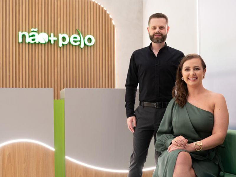 Em Itapema - A Clínica Não+Pelo, especializada em depilação a laser, promoveu um coquetel de inauguração na última sexta-feira em Meia Praia, Itapema. No clique estão os sócios do empreendimento, Ana Claudia Opalisnki e Jairo Maschio Jr. Sucesso! (foto: Roberta Matsuguma)