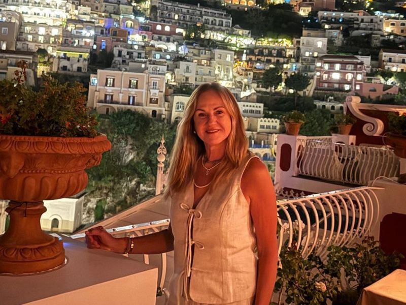 Verão europeu - A querida Sonia Gumz, de Balneário Camboriú, curtiu a temporada do verão europeu. A viagem teve passagem por Mykonos, na Grécia, e pela Costa Amalfitana, na Itália, onde esta foto foi tirada.  (foto: Arquivo Pessoal)
