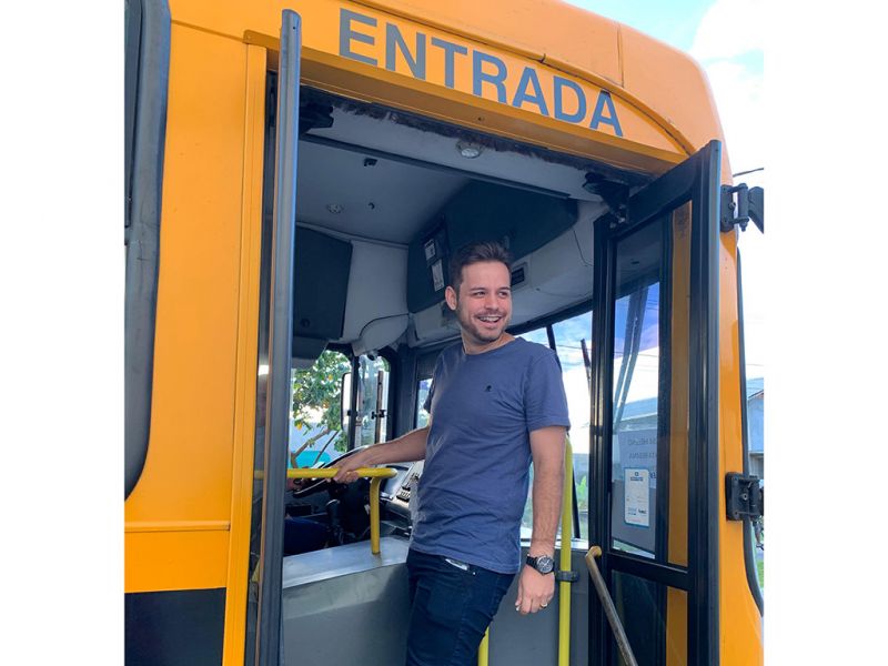 O Sancho Pança Osmar Teixeira, com síndrome de última bolachinha do pacote, tá balançando no vai não entre o busão do PSD e o do Podemos