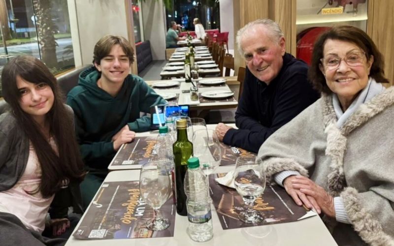 Os avós Lola e Maria Dalçoquio cultivando afetos, em dia de sair para o jantar semanal com os netos Helena e Pedro 