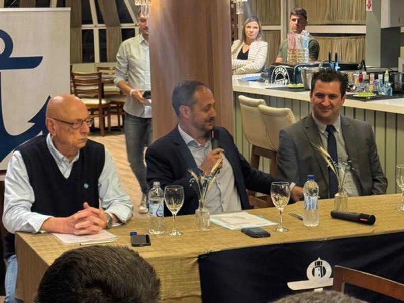 O presidente da piramidal, Fernando Pegorini (PL), ao lado do senador Amin (PP), participou de reunião com o presidente da Acatmar, Mané Ferrari, importante para o setor náutico do país 