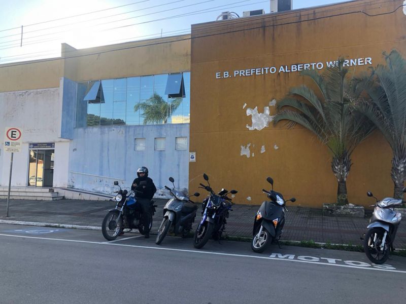 Diretor da escola municipal Prefeito Alberto Werner, de Itajaí, afirma que denúncias são mentirosas