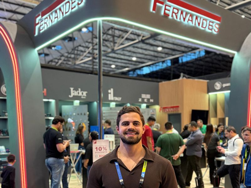 Construir Aí - Matheus Fernandes, representando a Compensados Fernandes, empresa com unidade em Itajaí, durante a feira Construir Aí, em cartaz no Expocentro Balneário Camboriú (foto: divulgação)