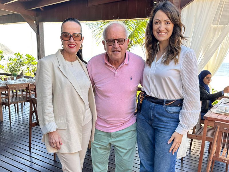 Tradição à beira-mar - A praia do Estaleirinho ganhou uma novidade: o Costão Parador Praia do Estaleirinho, que foi inaugurado no último sábado. O novo restô dá sequência à tradição de mais de 40 anos do antigo Restaurante Estaleirinho, porém, a partir de agora, em associação à marca Costão, conhecida pelo Costão do Santinho Resort, de Floripa. Na foto estão Ana Cris e Fernando Marcondes ao lado de Juliana Campeoto, gerente de operações do Costão em Balneário Camboriú. (foto: divulgação)