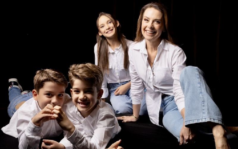 Rosilaine Bassanezi, com os netos: Matheus, Davi e Nina