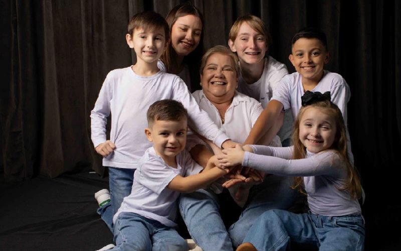 Beth Nogaroli, com os netos: Raquel, Miguel, Arthur, Martim, Maitê e Henrique