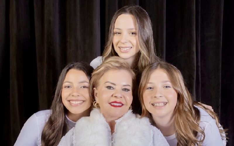 Suzete Bellini com as netas: Antônia, Lara e Cecília