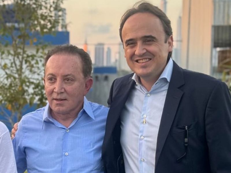 O deputado sapatinho-sorridente, Carlos Humberto (PL?), convidou o melhor do melhor do mundo, Auri Pavoni, pra dar um plá na Leléia (foto: divulgação)