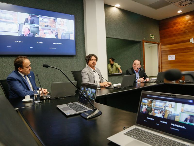 Durante a participação do Auri Pavoni na Leléia, o deputado Carlos Humberto (PL?) pedinchou que a Comissão de Meio Ambiente pergunte ao MPSC como estão as investigações da poluição da praia no tempo do ex-prefeito Fabrício Oliveira (PL). Eitcha! (foto: divulgação)